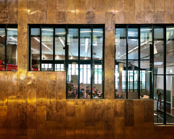 Buitenzijde van collegezaal in het hoofdgebouw van Vrije Universiteit Amsterdam